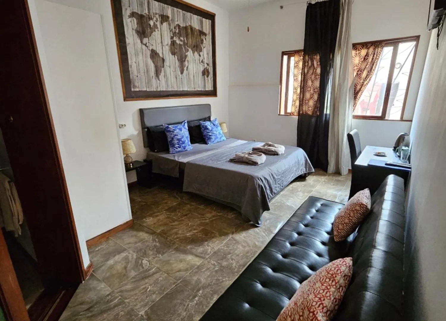 Blue Eagle Guesthouse - Casa De Hospedes Santa Maria